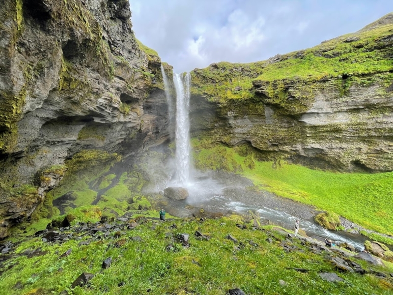KVERNUFOSS waterval waar u ook achter de waterval kan Zuidkust IJsland bij SKOGAFOSS