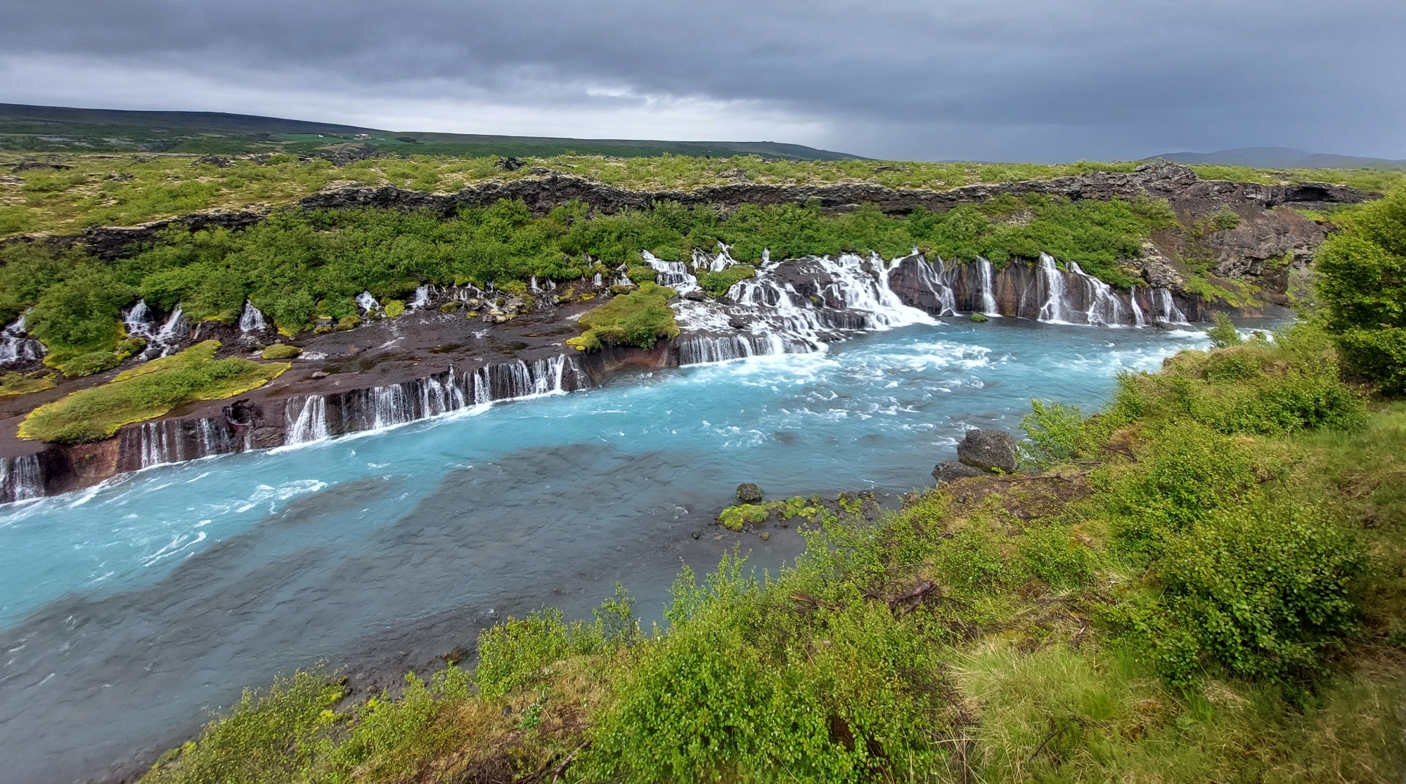 IJsland de blauwe waterval van Hraunfossar