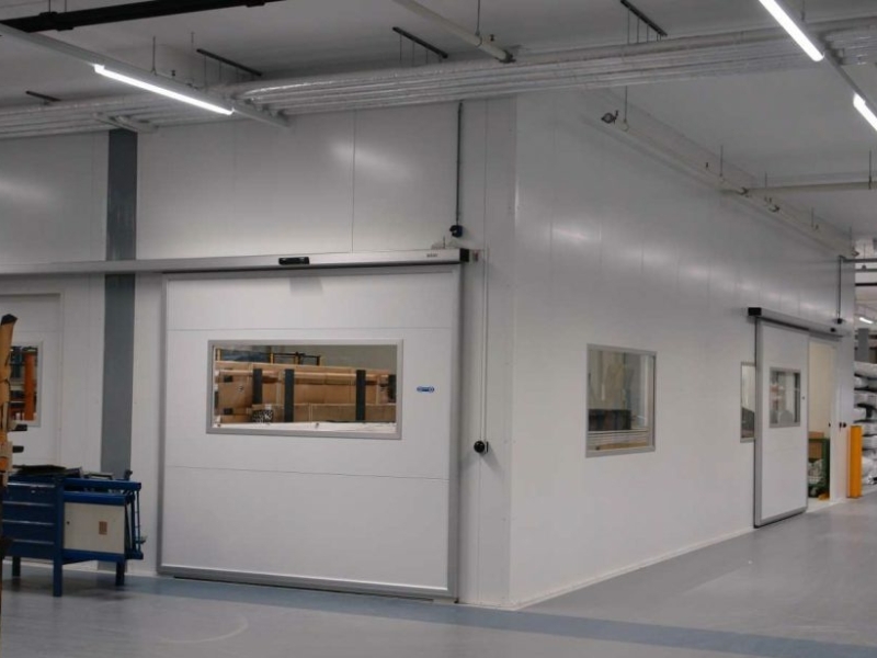 geluidswand met automatische schuifdeuren