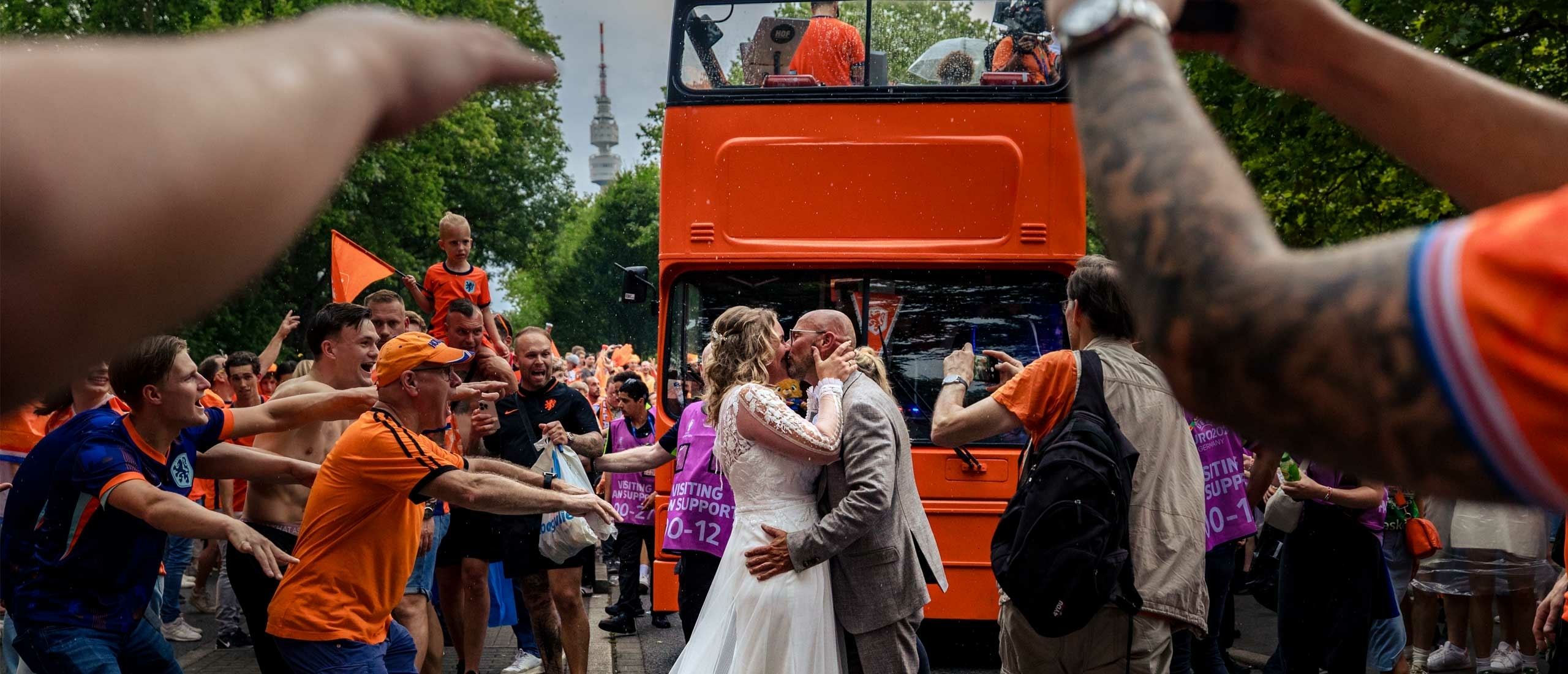 After Weddingshoot met bruidspaar bij de oranje fanwalk op het EK 2024 bij de halve finale in Dortmund