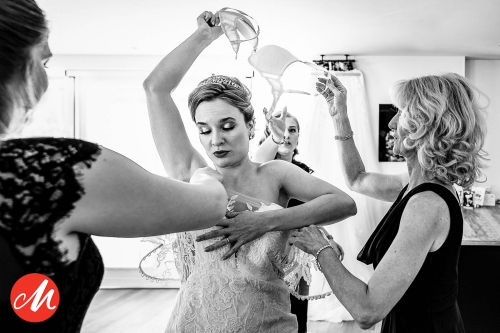 Bruid trekt Jurk aan Beste trouwfotograaf van Nederland Top 10 Daniel Vinke