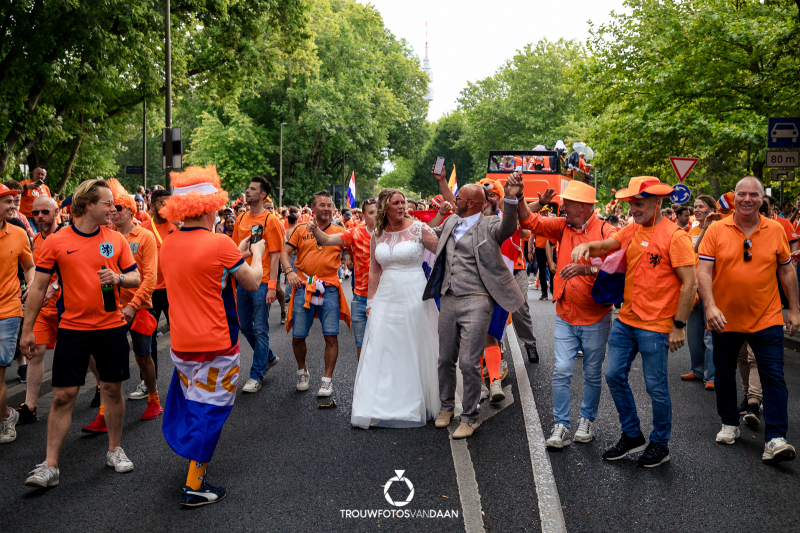 EK 2024 bruidspaar after weddingshoot oranje fans