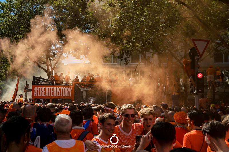 oranje fanwalk met bus