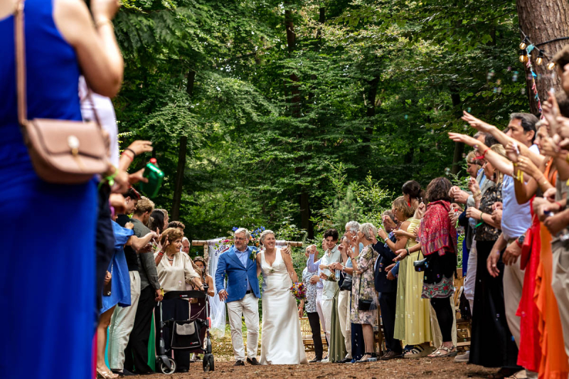 Spiritueel trouwen bruiloft fotograaf erehaag met bellenblaas