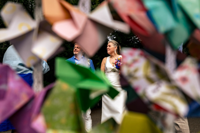 Trouwfotograaf spirituele bruiloft gevouwen vlinders