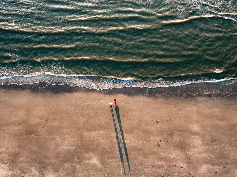 Pre-weddingshoot op het strand met drone