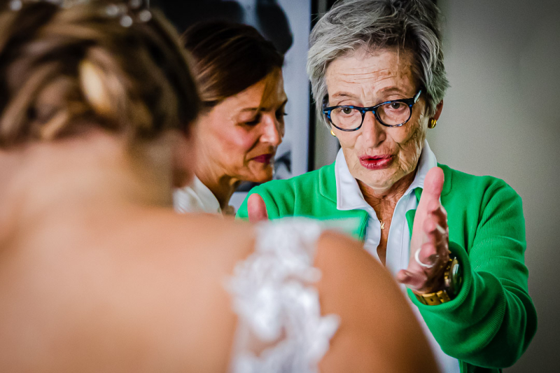 Oma ziet bruid in haar trouwjurk in Schiedam