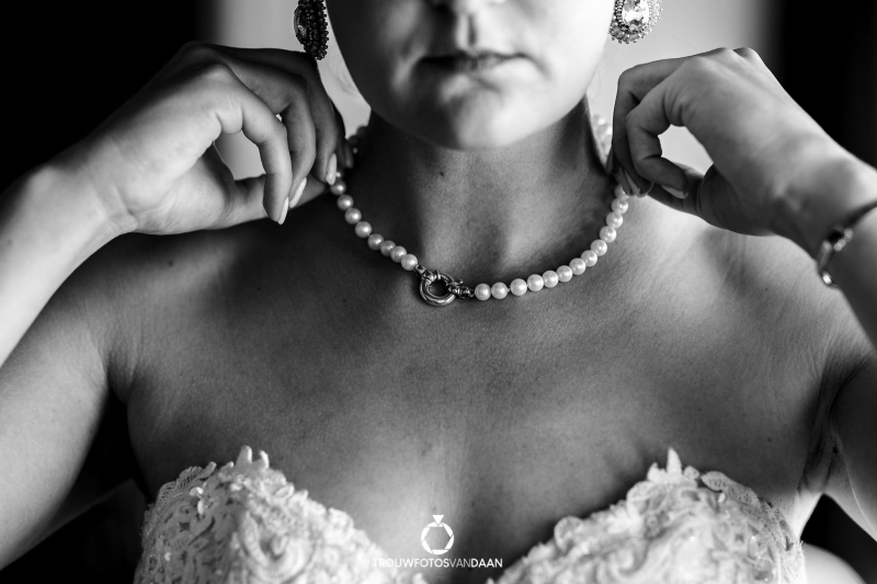 trouwfotograaf Almere trouwen bij Poortdok sieraden bruid