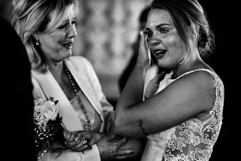 emotioneel moment tussen bruid en tante na de ceremonie