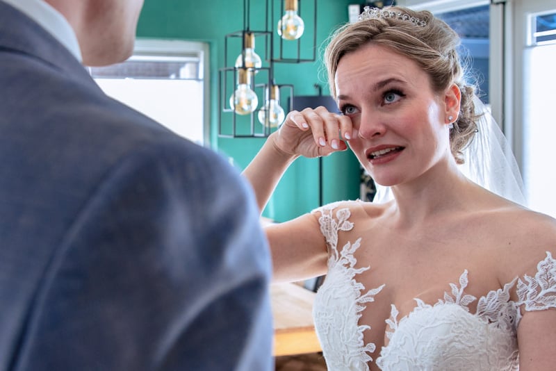 Tranen bij de bruid tijdens de first look