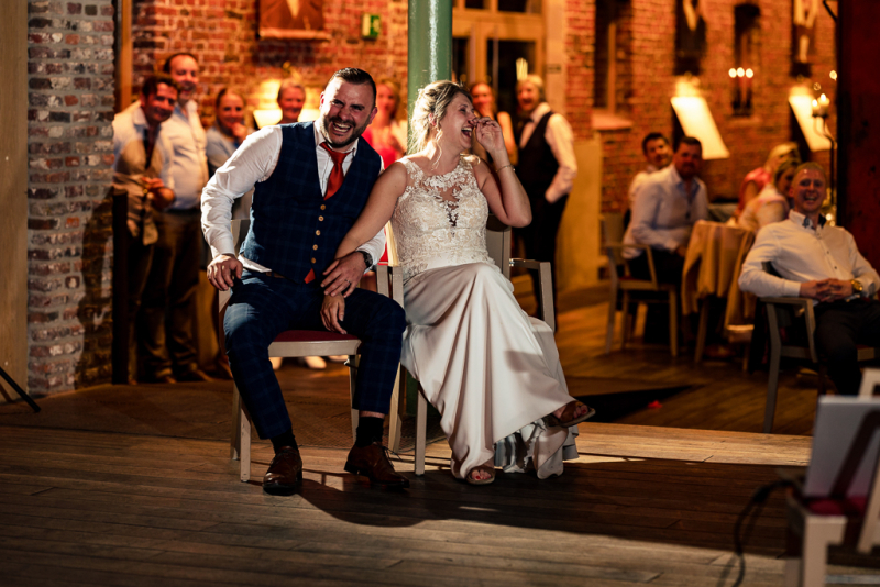 Bruidspaar lachend op Rodenbach brouwerij bruiloft