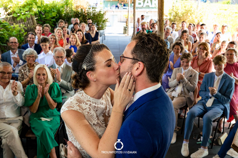 Trouwfotograaf Aalsmeer first kiss
