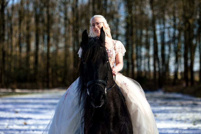 Winter bruiloft Huis de Voorst fotoshoot paard tuin