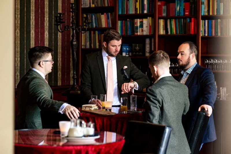 Winter bruiloft Huis de Voorst groomsmen