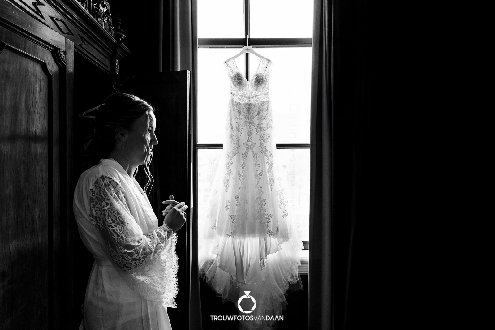 Bruid en jurk trouwfotograaf Hotel Pincoffs in Rotterdam
