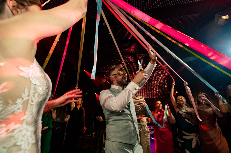 Trouwfotograaf Lelystad bruiloft inspiratie lint doorknippen