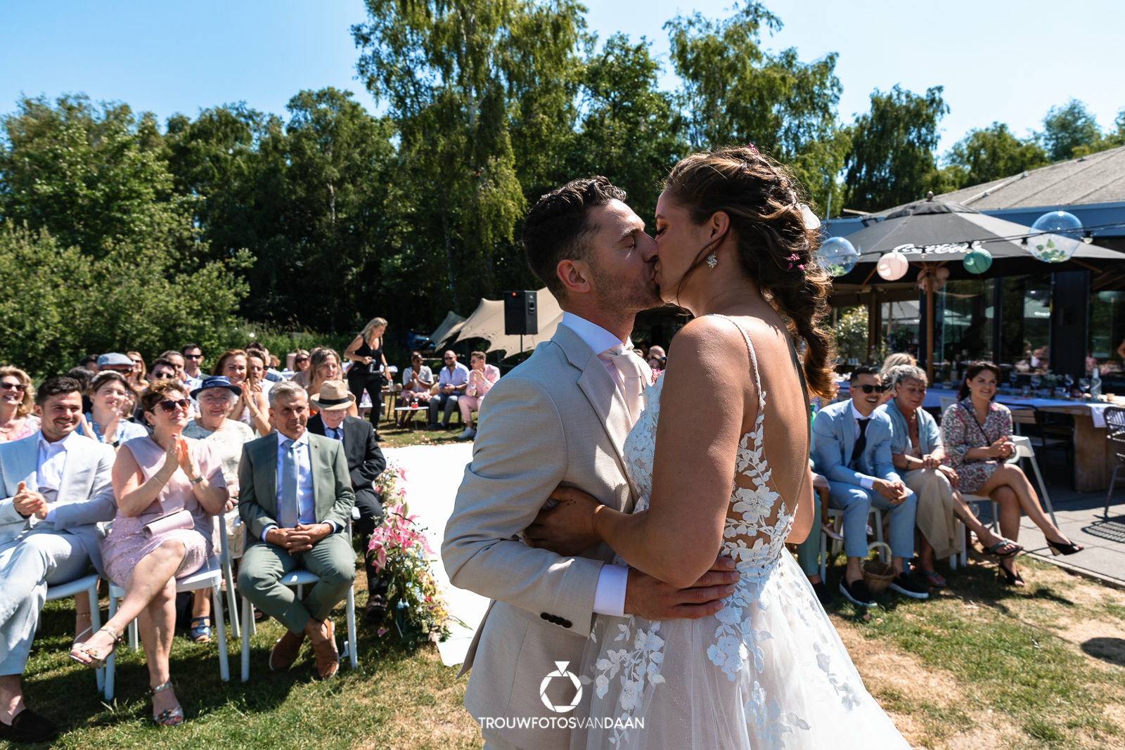 Bruiloft bij Paviljoen Twiske First kiss