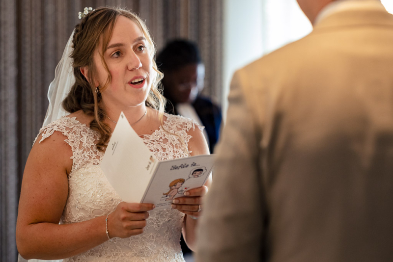 Bruid leest gelofte voor aan bruidegom in Lommerrijk Rotterdam