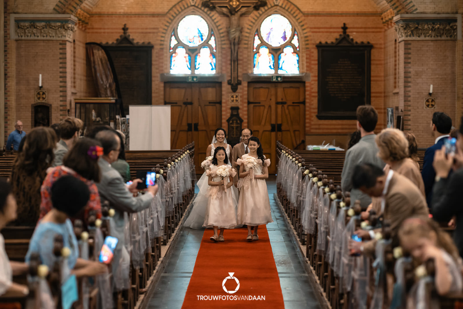 Bruid komt aan in Maria van Jessekerk voor haar bruiloft