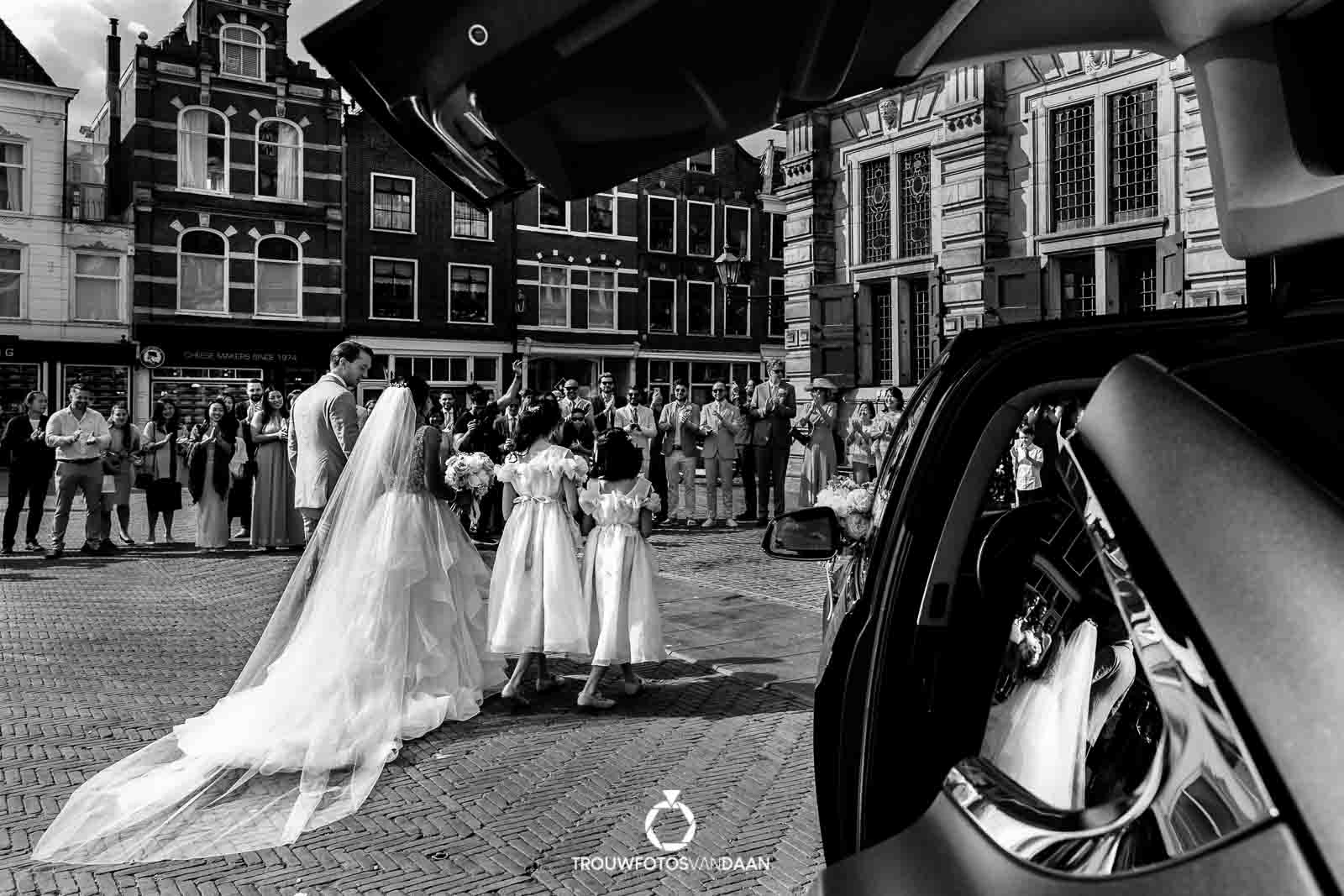 Trouwen in Delft aankomst bruidspaar bij stadhuis