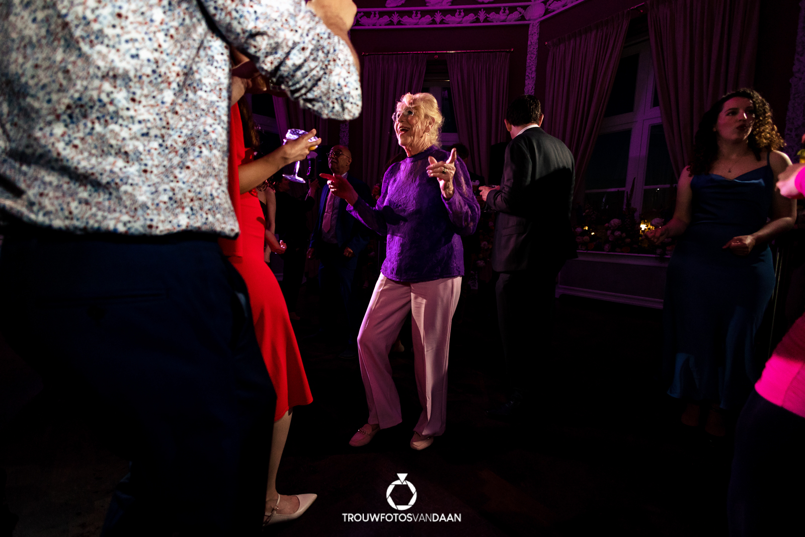 Oma danst op trouwfeest in Scheveningen