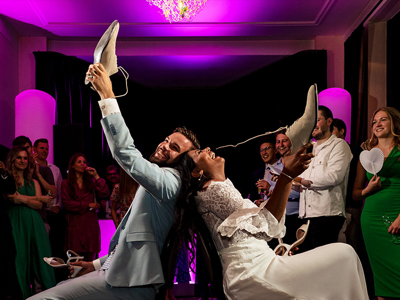 Bruiloft schoenenspel trouwfotograaf