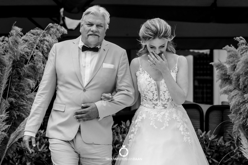 Entree bruid en vader bij ceremonie in Rijswijk