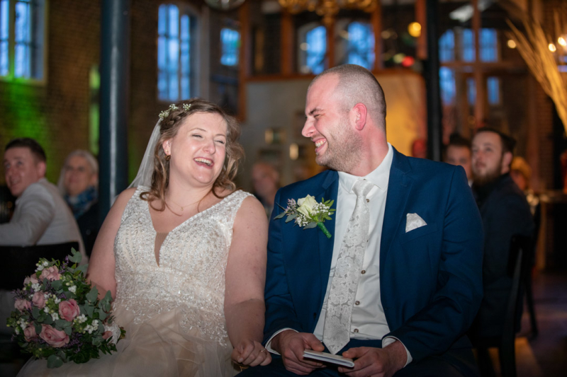 Trouwen bij Hoppe Schiedam: lachend bruidspaar