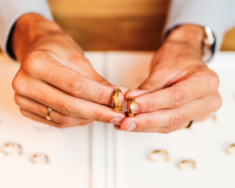 Gemiddelde prijs voor trouwringen, gouden trouwringen in mijn handen Gemiddelde prijs voor trouwringen, gouden trouwringen in mijn handen