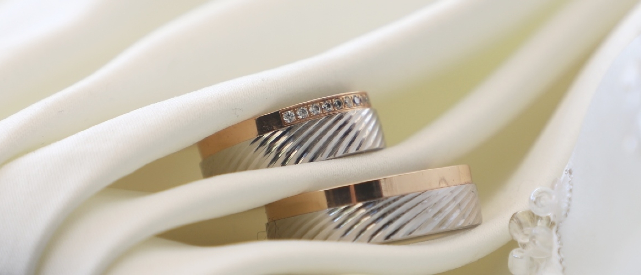 Gouden trouwringen: tijdloos, warm en perfect voor jullie liefdesverhaal