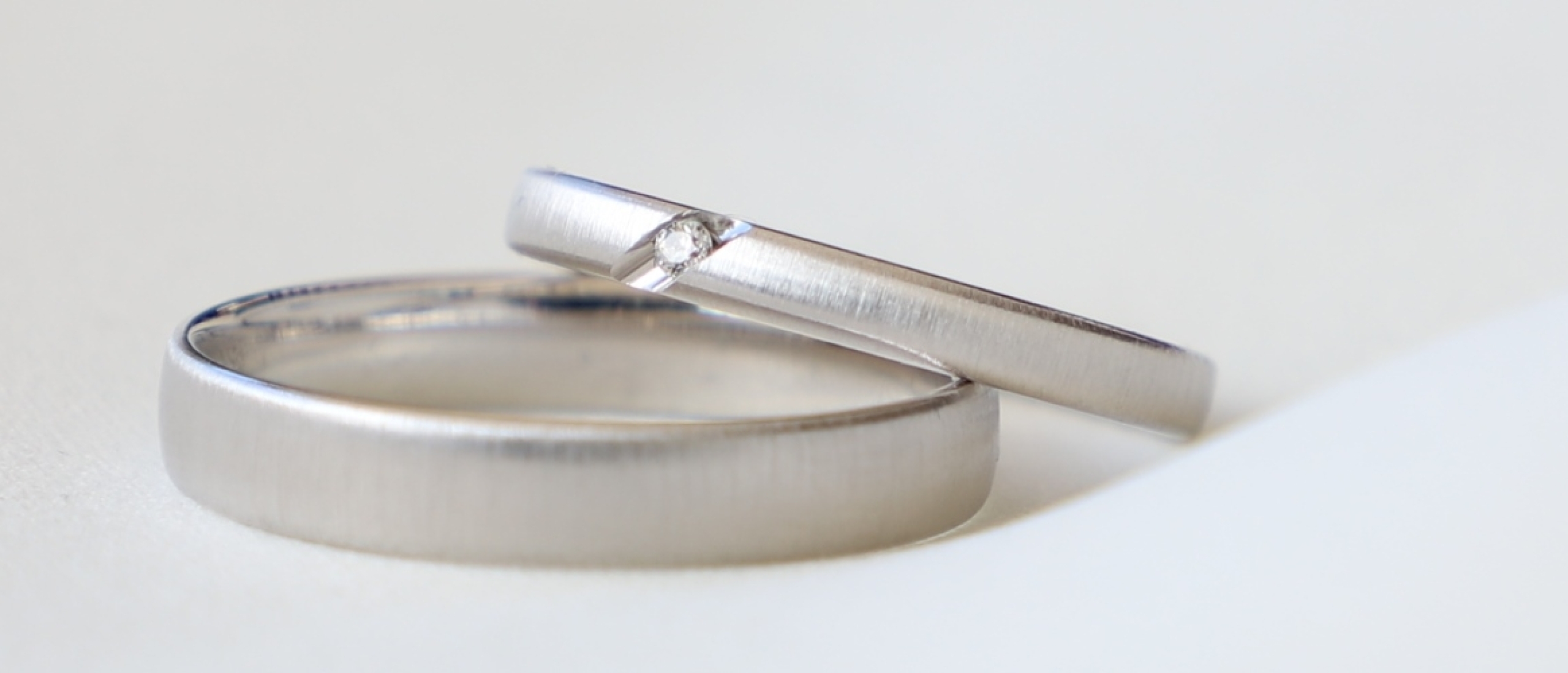 Trouwringen combineren: een liefdevolle manier om jullie stijlen samen te brengen