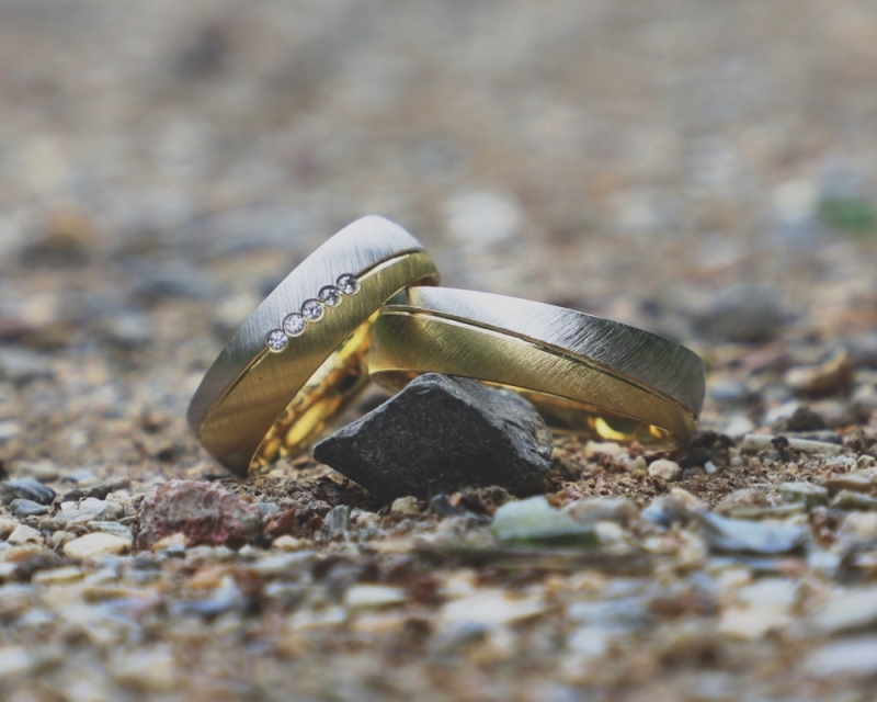 Witgoud of geelgoud welke trouwring past het beste bij jullie Witgoud of geelgoud welke trouwring past het beste bij jullie