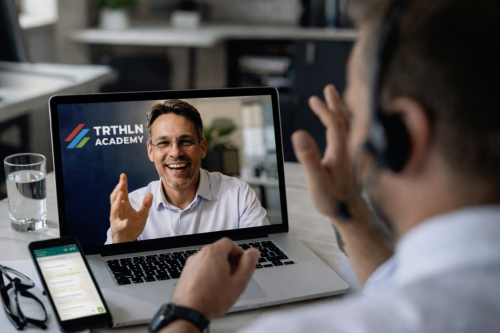 Persoonlijke triathloncoach van TRTHLN Academy in videocall met sporter tijdens actief coachgesprek