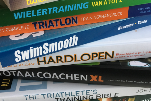 Boeken over triathlon training, hardlopen, zwemmen en sportfysiologie – inzichten en verdieping bij TRTHLN Academy