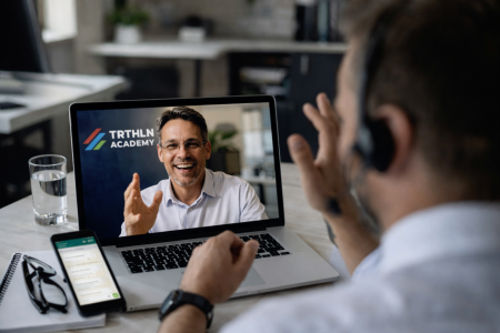 Persoonlijke triathloncoach van TRTHLN Academy in videocall met sporter tijdens actief coachgesprek