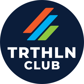 Rond logo van de TRTHLN Club met drie diagonale strepen in oranje, blauw en groen boven de witte tekst TRTHLN CLUB op een donkerblauwe achtergrond.