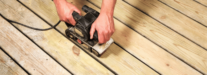 Houten vloer schuren met bandschuurmachine