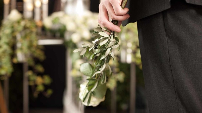 Wat is de betekenis van een witte roos op een begrafenis?