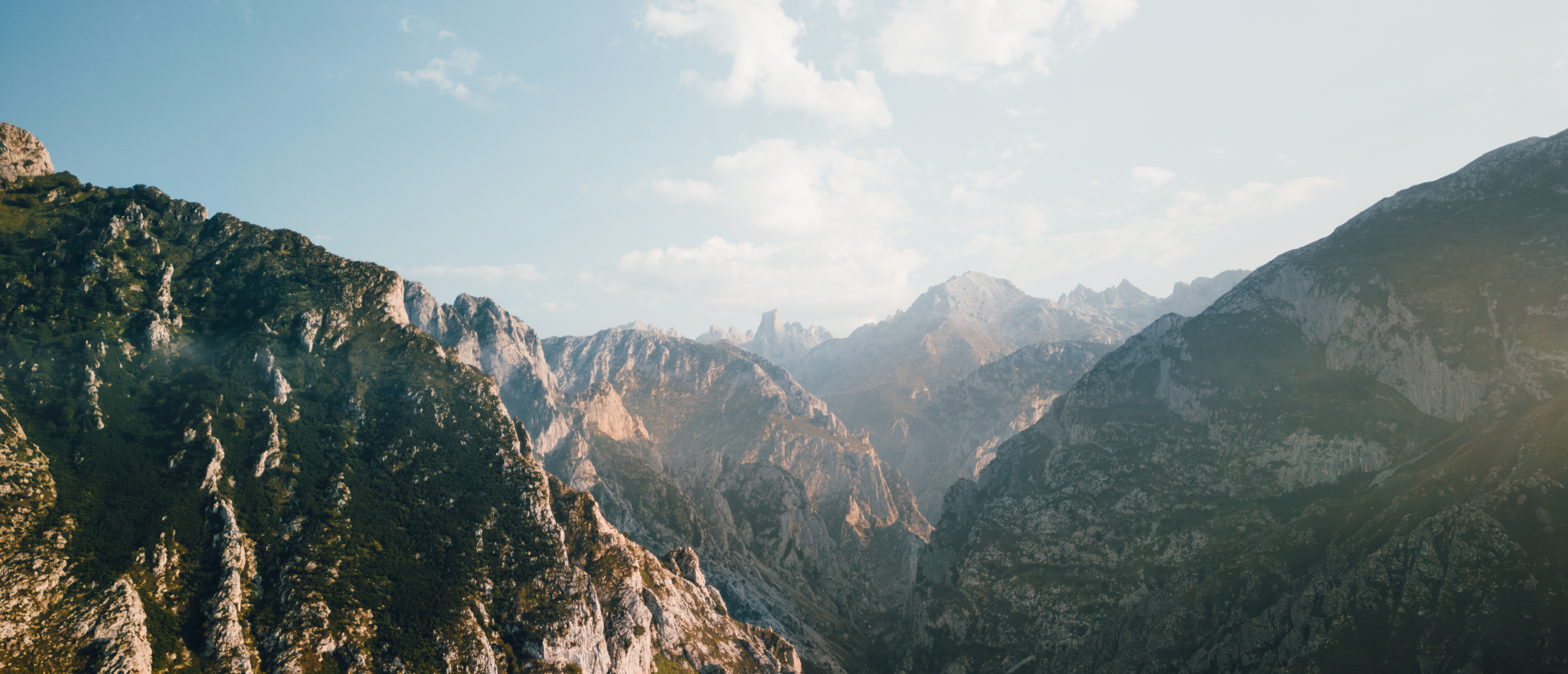 Berglandschap in Noord-Spanje tijdens een zonsverduistering