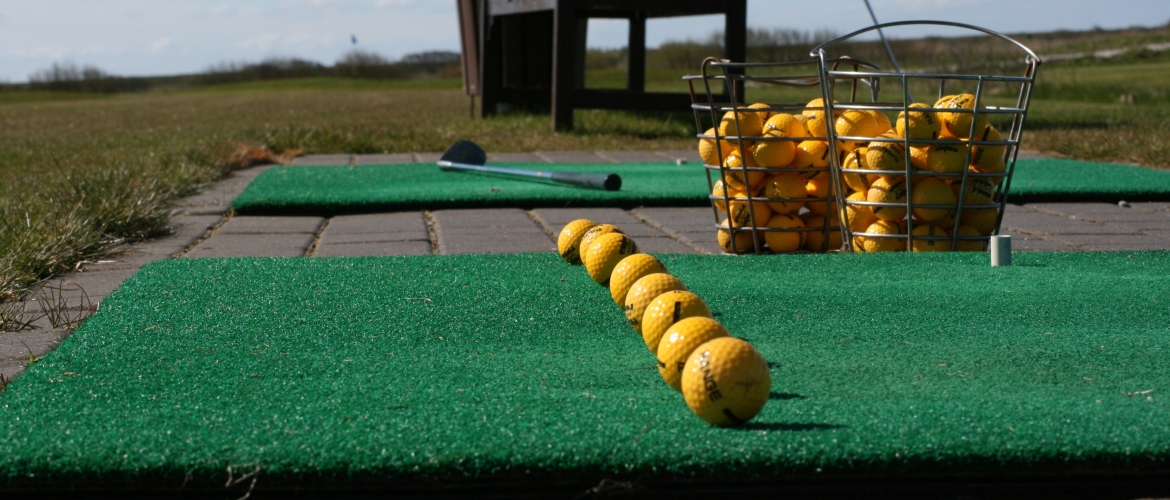 Een spelletje golf start op de driving range Een spelletje golf start op de driving range
