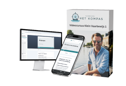 Computer en telefoon met cursus inhoud van vaarbewijs 1 met een doos daarnaast.