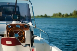 Boot met stuurcabine op water