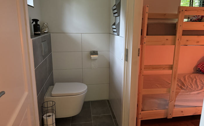 toilet en slaapkamer 2 vakantie huisje twente