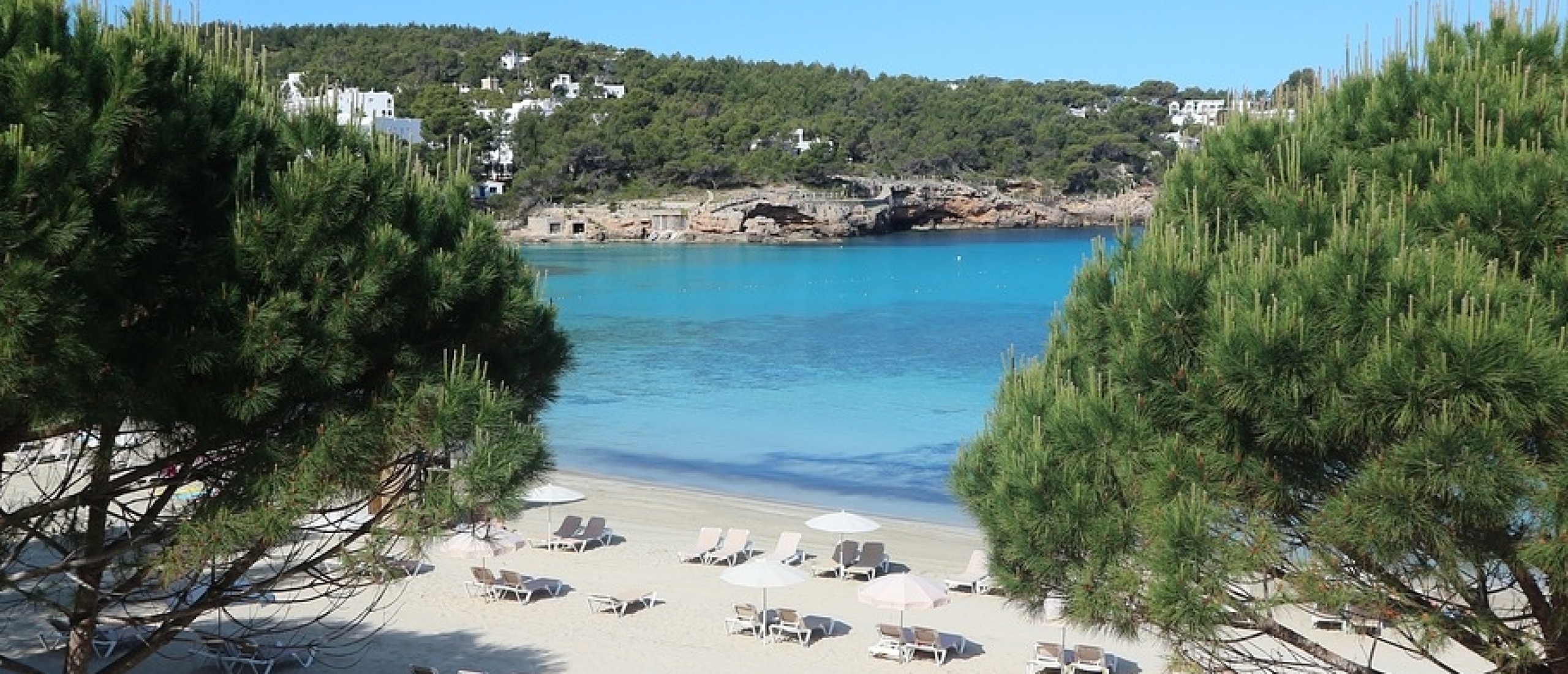 De top 7 van de leukste badplaatsen op Ibiza 2024