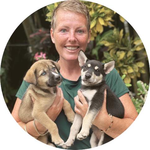 Eline van Maanen met twee puppy’s