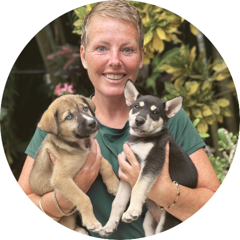 Eline van Maanen met twee puppy’s