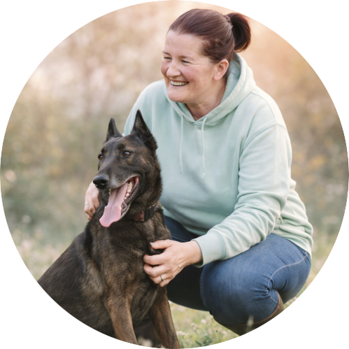 Kynologisch instructeur Minna met haar hond in een veld