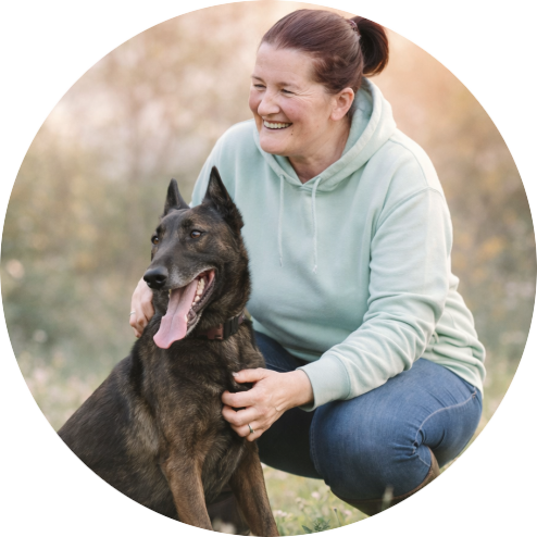 Kynologisch instructeur Minna met haar hond in een veld