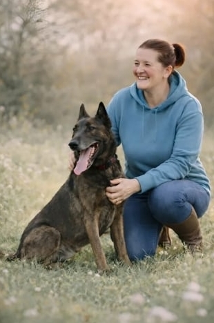 Minna van Van Maanen LOCA samen met haar hond in de natuur
