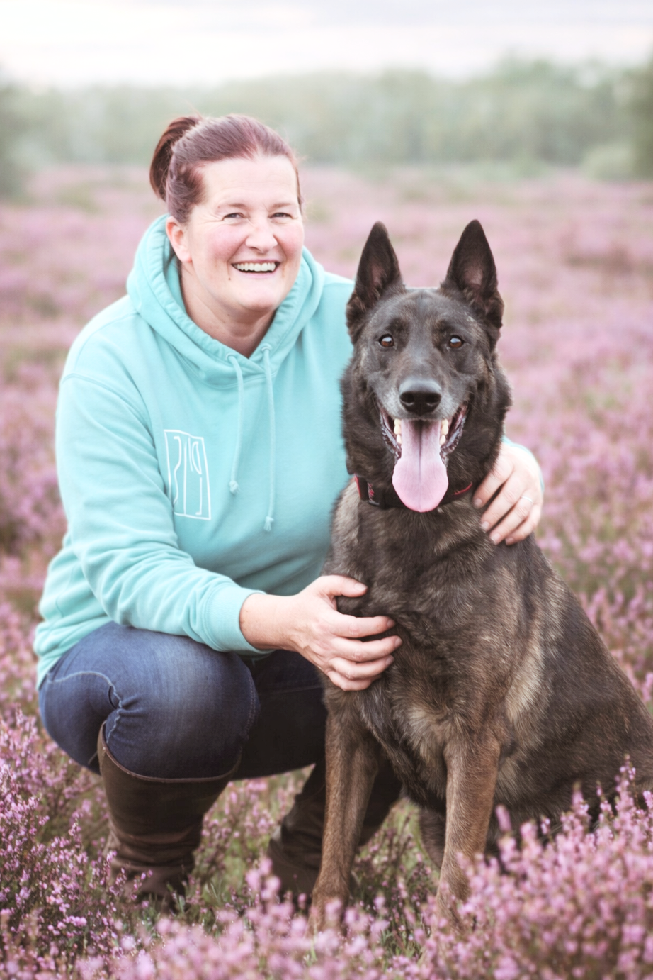 minna met hond in de heide